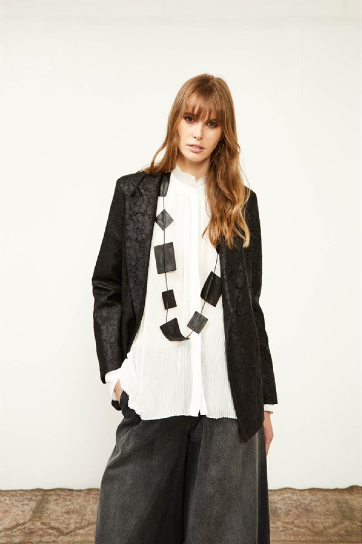 Σακάκι μαύρο Souvenir τύπου δαντέλα 