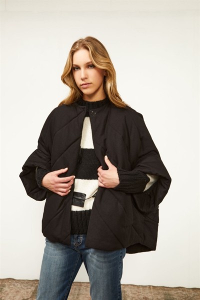 Μπουφάν κάπα με εντυπωσιακά μανίκια σε μαύρο χρώμα Souvenir